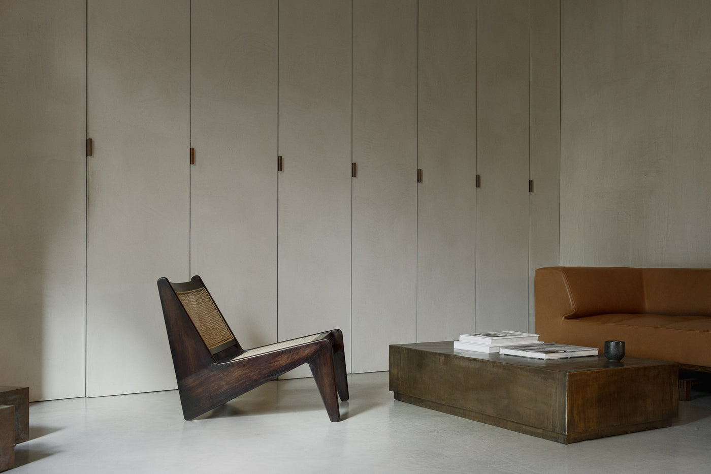 Pierre Jeanneret, moderní minimalistický interiér, JAPANDI, dekorace, nábytek, luxusní nábytek, minimalistický nábytek, dřevená židle, dřevěné kangaroo křeslo, mid century design