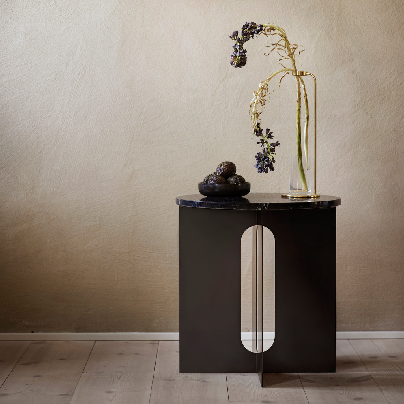 Luxusní noční stolek, černý skandinávský odkládací stolek do obýváku s maramorem, mramorový noční stůl od Menu, Menu space skandinávská značka