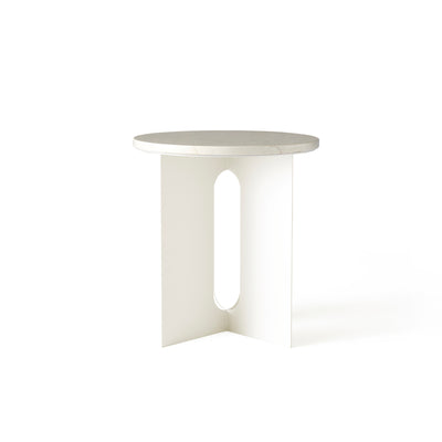 Luxusní noční stolek, bílý skandinávský odkládací stolek do obýváku s maramorem, mramorový noční stůl od Menu, Menu space skandinávská značka