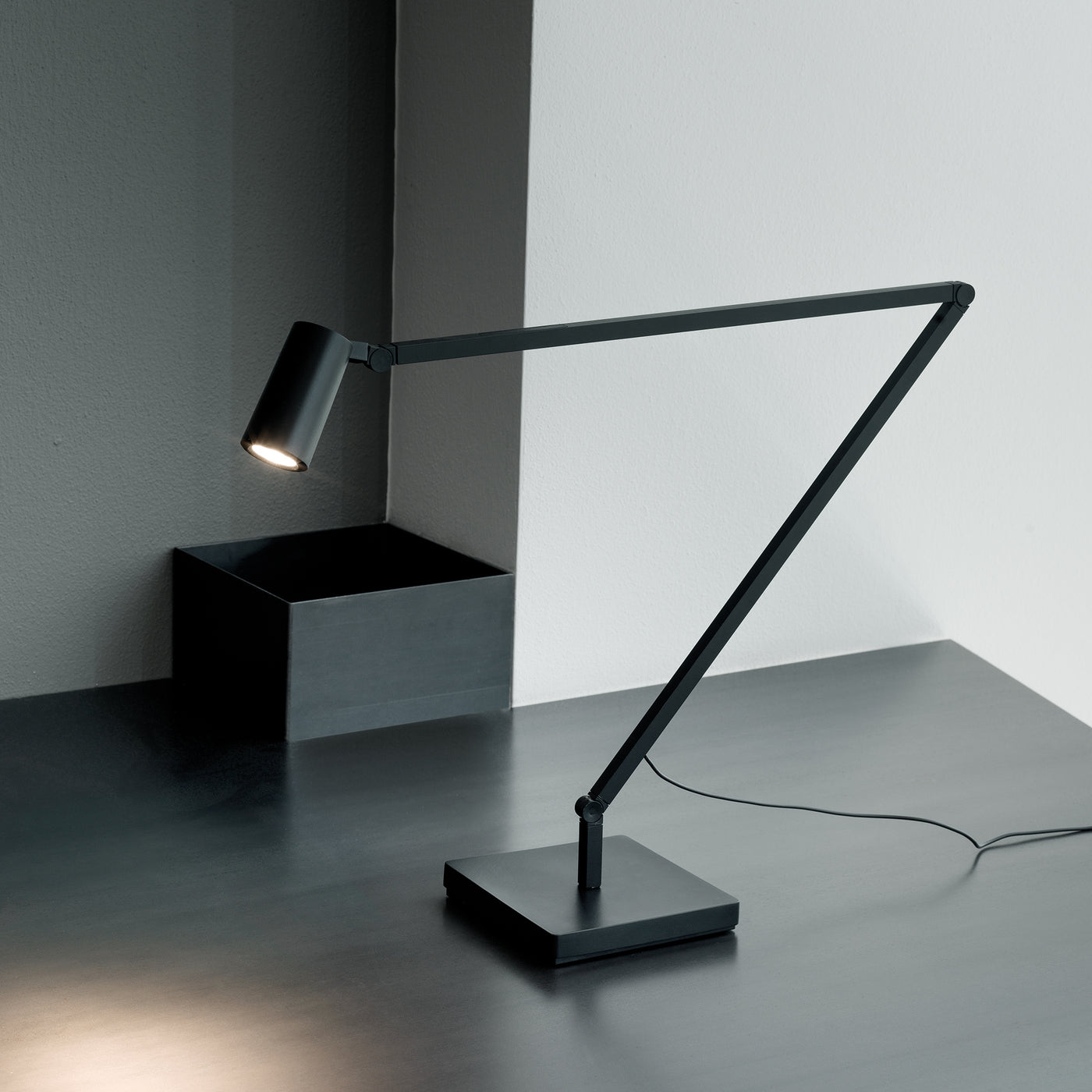 černá stolní lampa Nemo, Romein concept store, luxusní osvětlení do pokoje, stolní lampa