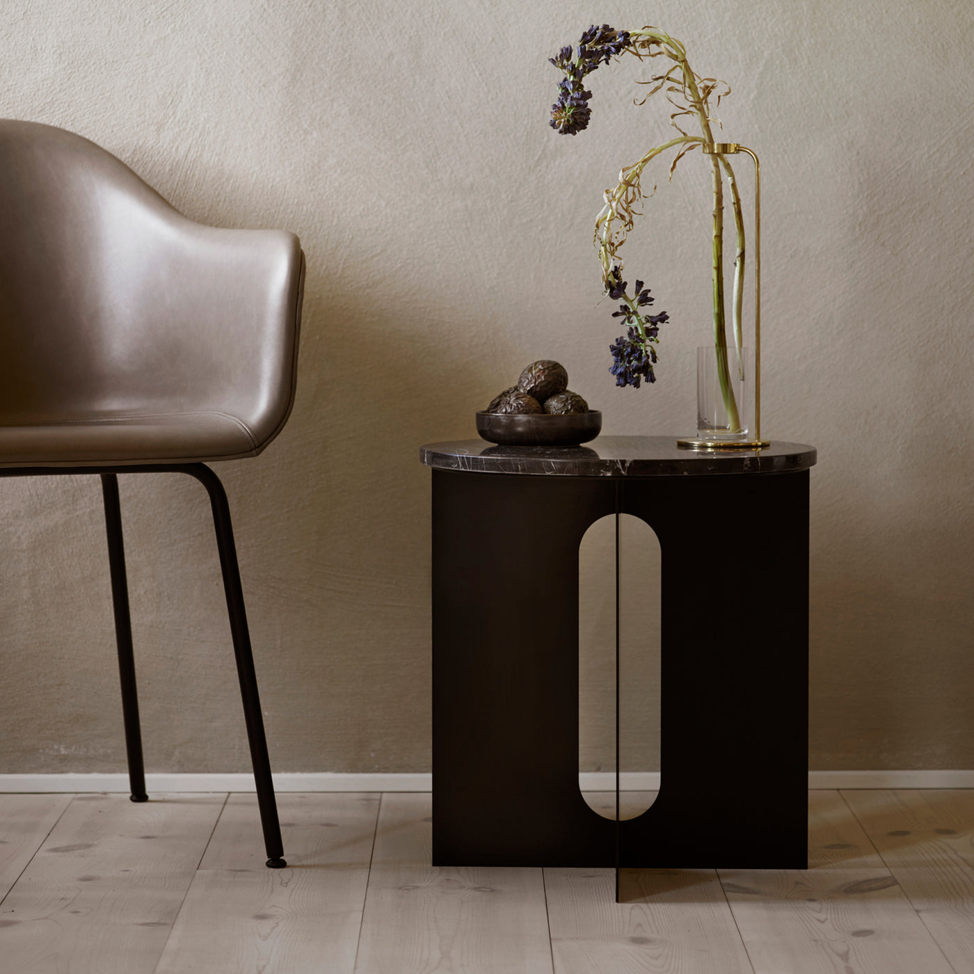 Luxusní noční stolek od Menu, luxusní skandinávský nábytek, odkládací černý stůl, Romein concept store