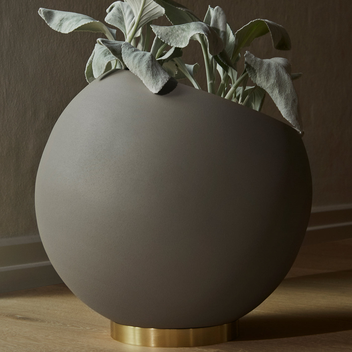 GLOBE beige flower pot