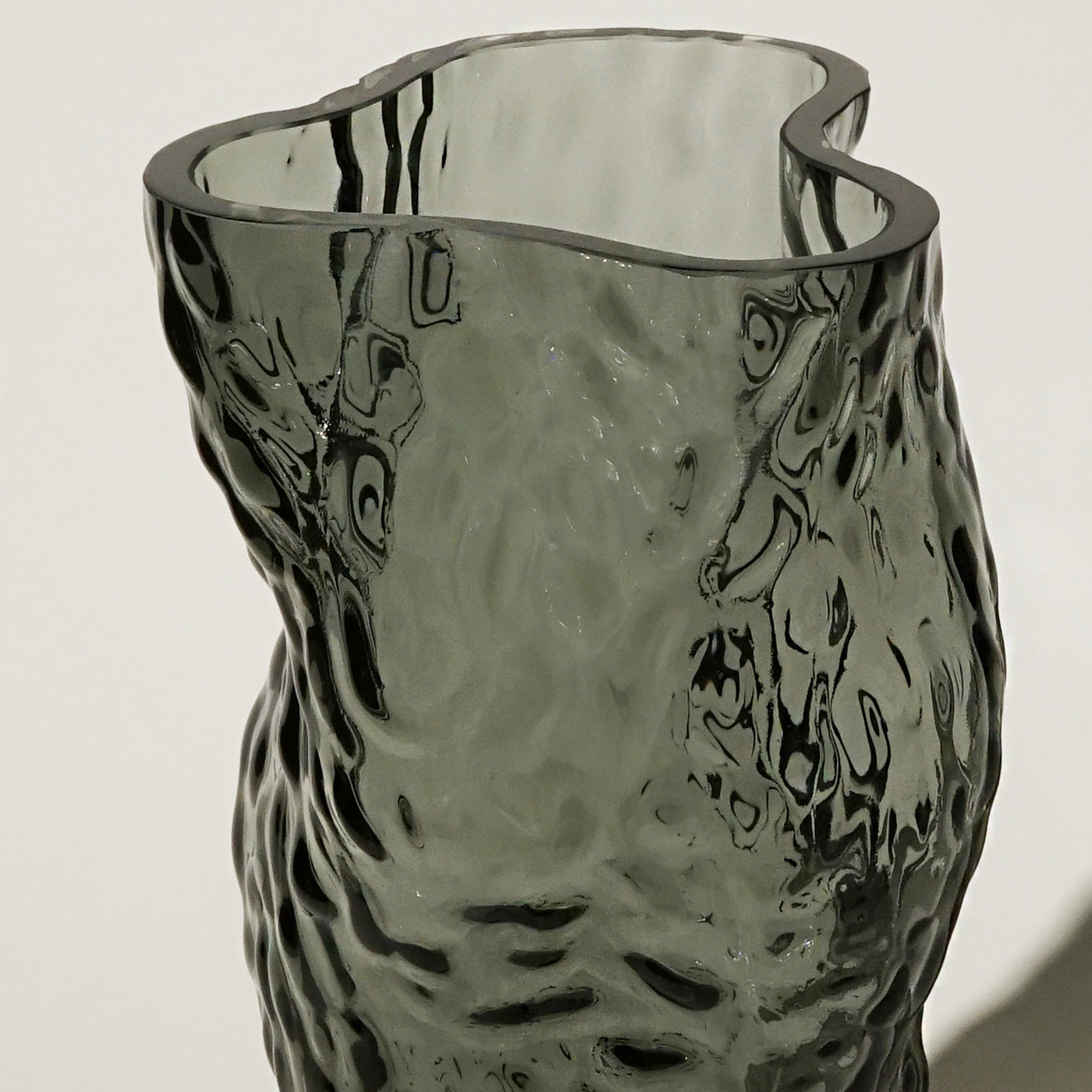 luxusní designová váza ze skla, Ostra váza Hein studio, originální váza, Romein concept store
