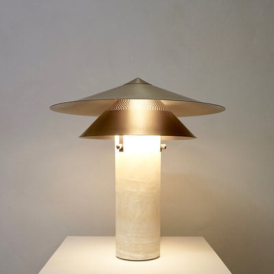 designová stolní lampa z Onyxu a mosazi od Hein studio, designové osvětlení do baráku, luxusní doplňky