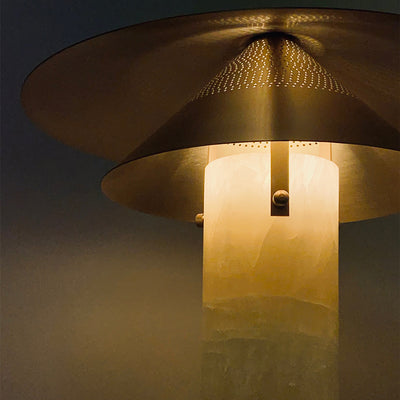 designová stolní lampa z Onyxu a mosazi od Hein studio, designové osvětlení do baráku, luxusní doplňky