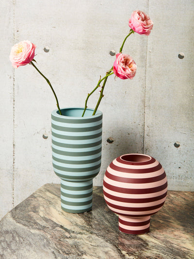 varia váza, minimalistická váza, originální váza, květináč, pruhovaná váza, AYTM, skandinávský interiér, designové dekorace do domu, luxusní interiérové doplňky do domu